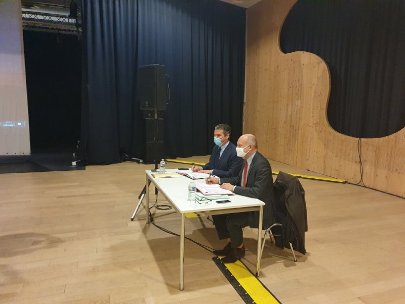 Le préfet de Moselle, Laurent Touvet, et le président de la Communauté de communes Rives de Moselle, Julien Freyburger, lors de la signature de la convention de délégation des Aides à la pierre. (c) CCRM