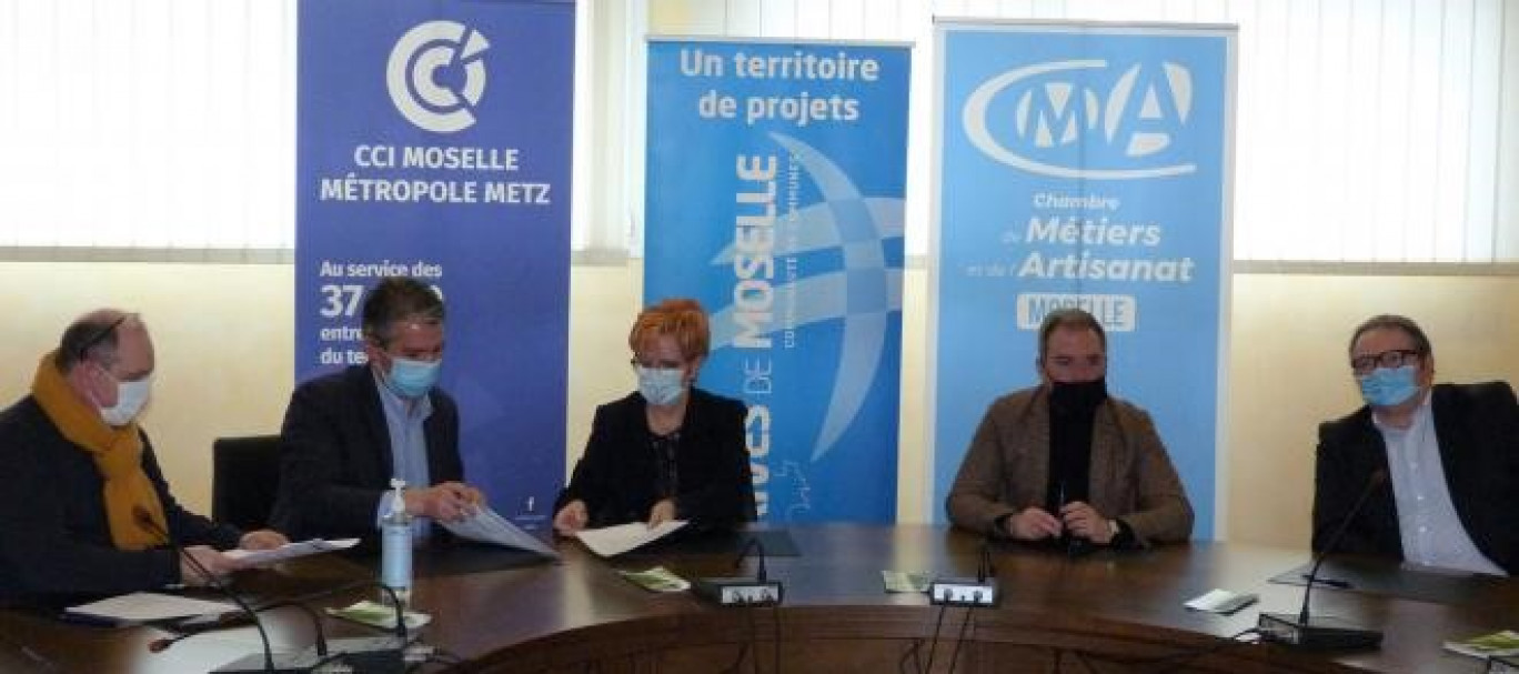Lors de la signature de la convention partenariale entre la Communauté de communes Rives de Moselle et les chambres consulaires, le 27 janvier dernier. (c) CCRM.