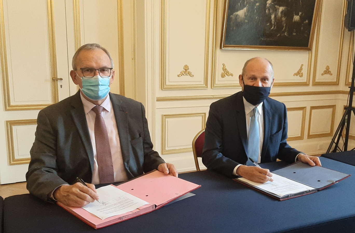 Patrick Weiten, président du Département de la Moselle, et Laurent Touvet, préfet de la Moselle, à la signature de l'accord départemental de Relance Moselle. (c) CD 57.