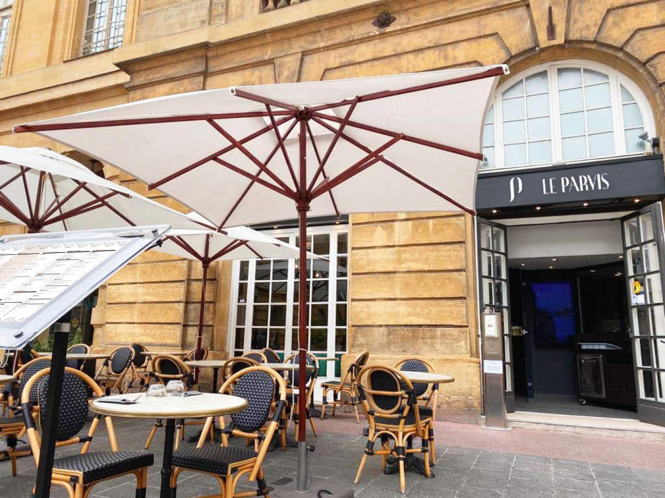Un nouveau restaurant, le Parvis, ouvre Place d'Armes à Metz.