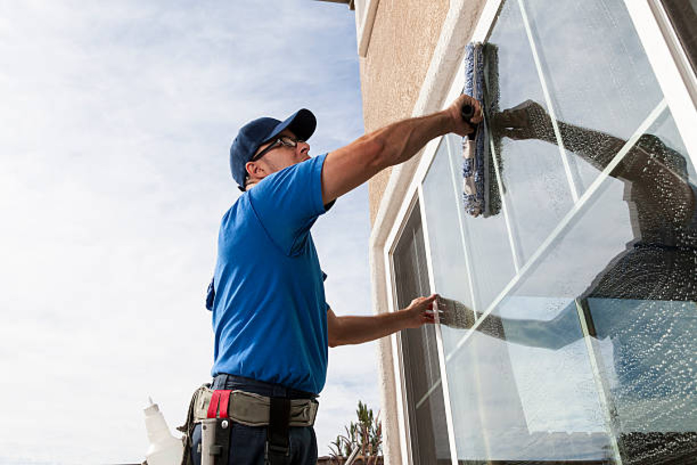  Laveur de vitres fait partie des nombreux métiers recrutés par le Geiq.