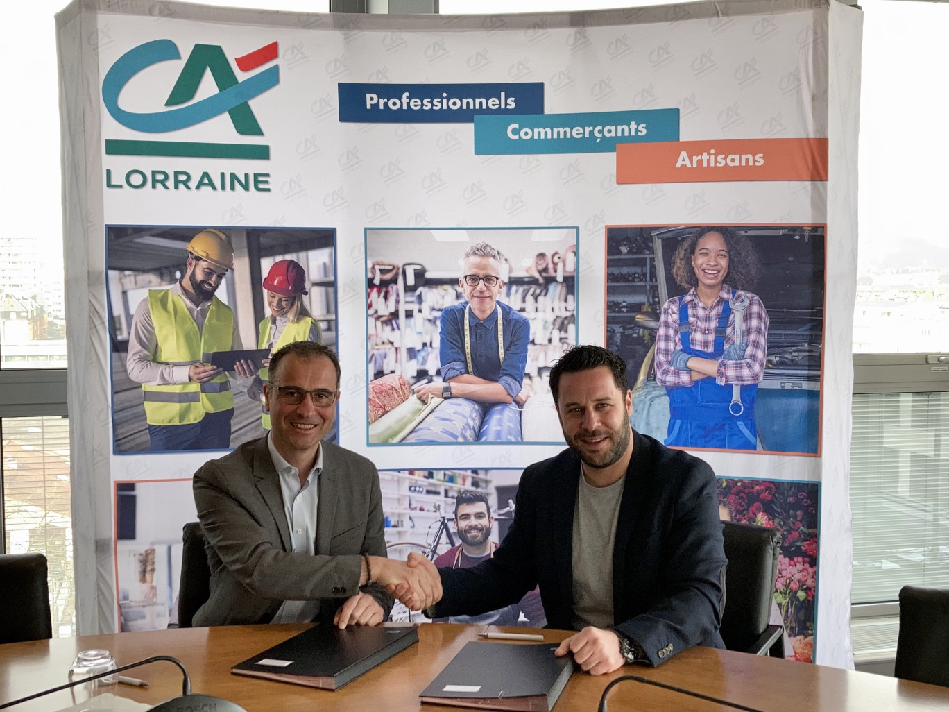 Jérôme Marron, directeur Agences et Relation Client du Crédit Agricole de Lorraine, et Émilien Gangemi, président de la Capeb 57, ont signé un accord important.
