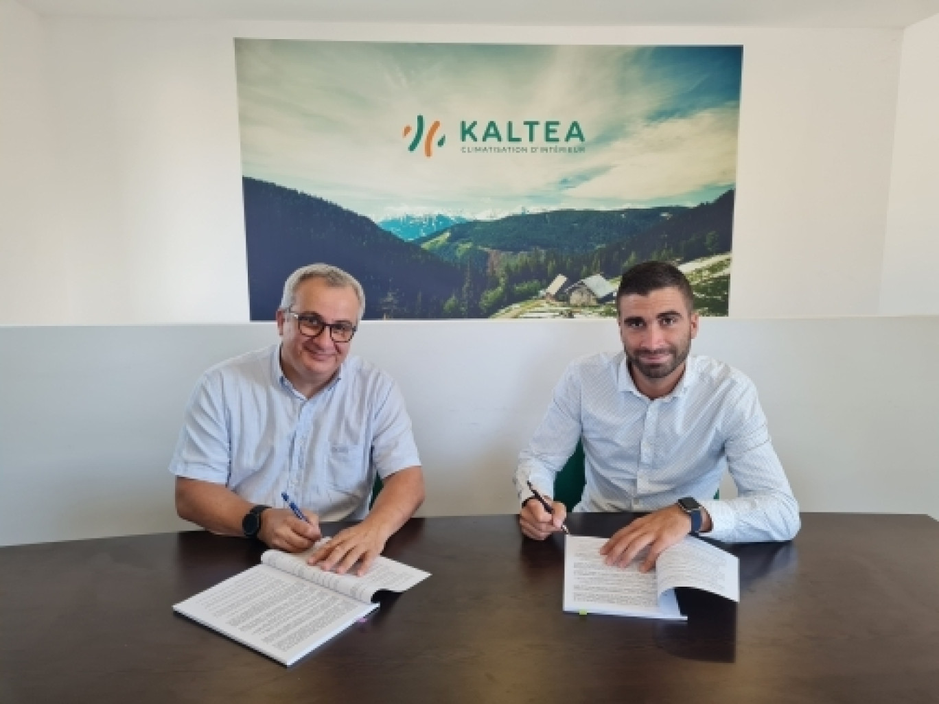 Richard Fontaine a bâti son projet d'entreprise à partir de sa longue expérience de salarié (à gauche sur la photo, aux côtés de Kevin Torrano, fondateur du réseau KALTEA - Climatisation d'intérieur).  © Kaltea.