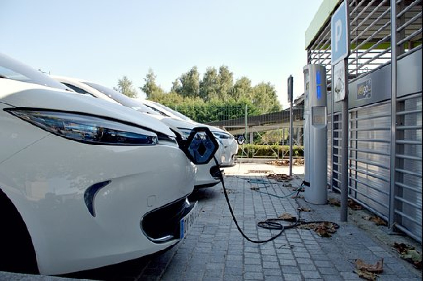 Les bornes de recharge des voitures électriques font peu à peu dans le paysage sur les lieux de travail.