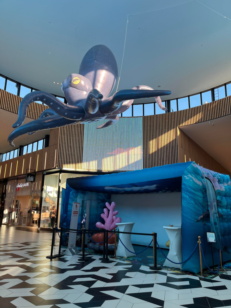 Le stand de réalité virtuelle surplombé par une pieuvre géante. © : centre B'Est.  