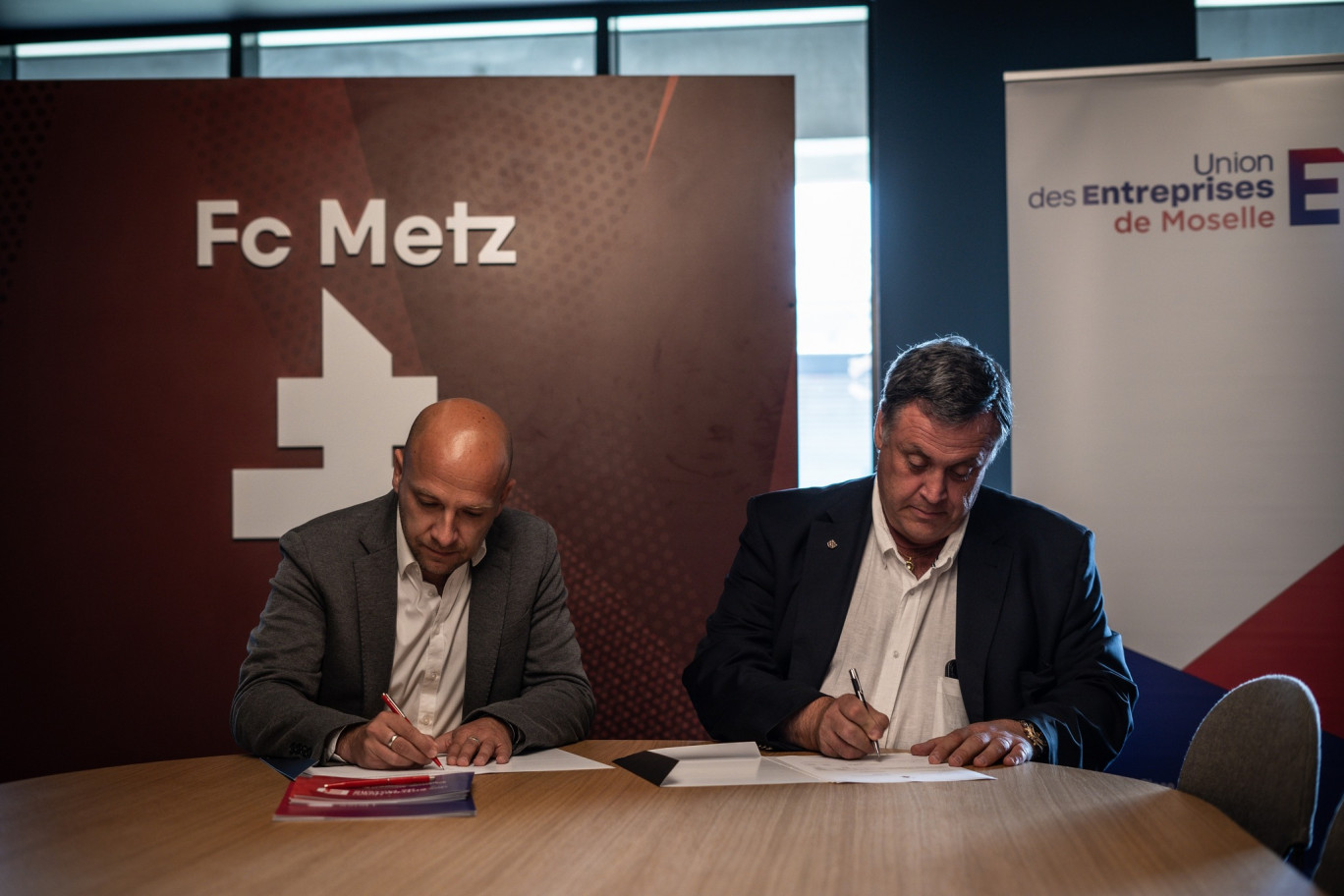 Le partenariat acté entre le FC Metz et l'UE57 va bénéficier aux adhérents du mouvement patronal mosellan et à ses collaborateurs. © UE57.
