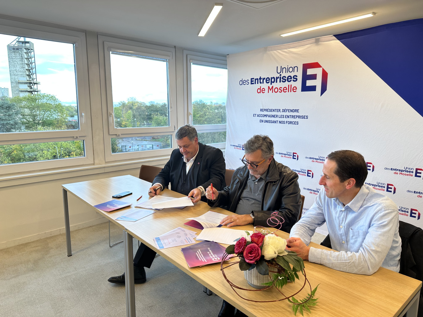 Lors de la signature de partenariat entre le GPA Grand Est et l'Union des Entreprises de Moselle. © UE57.