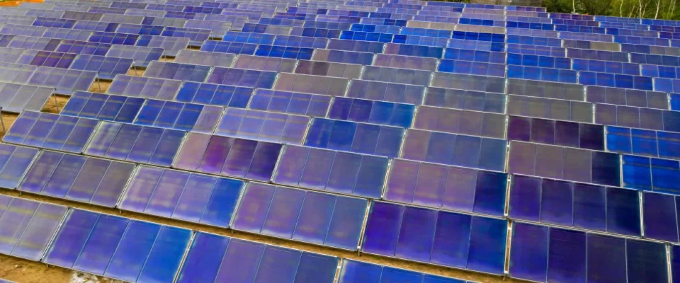 FDE a conçu et réalisé le plus grand parc solaire thermique de France adossé à un réseau de chaleur, à Creutzwald. © FDE