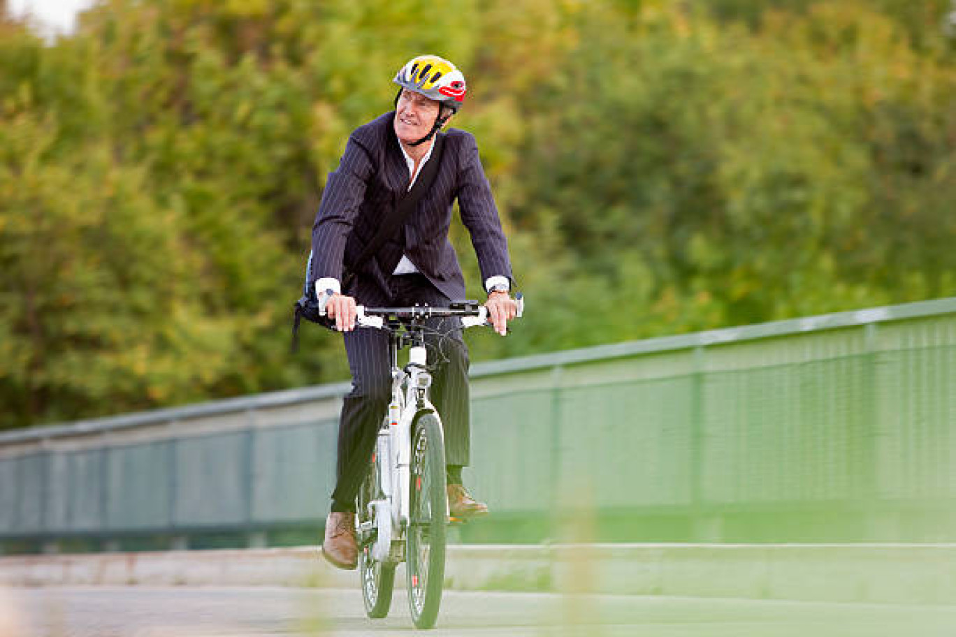 Se rendre au travail en vélo, alternative à la voiture. 