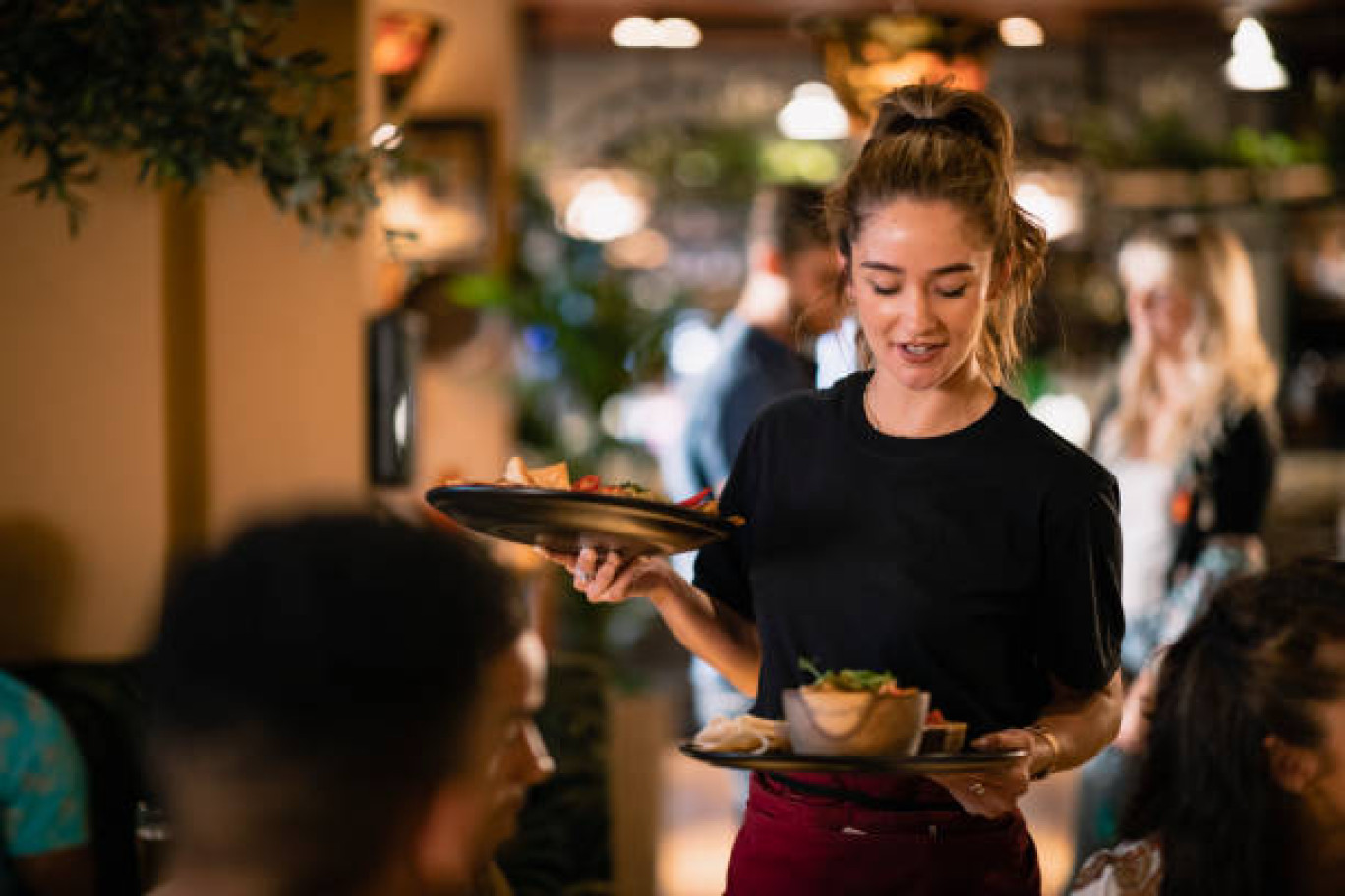 La restauration recherche beaucoup d'étudiants cet été. 