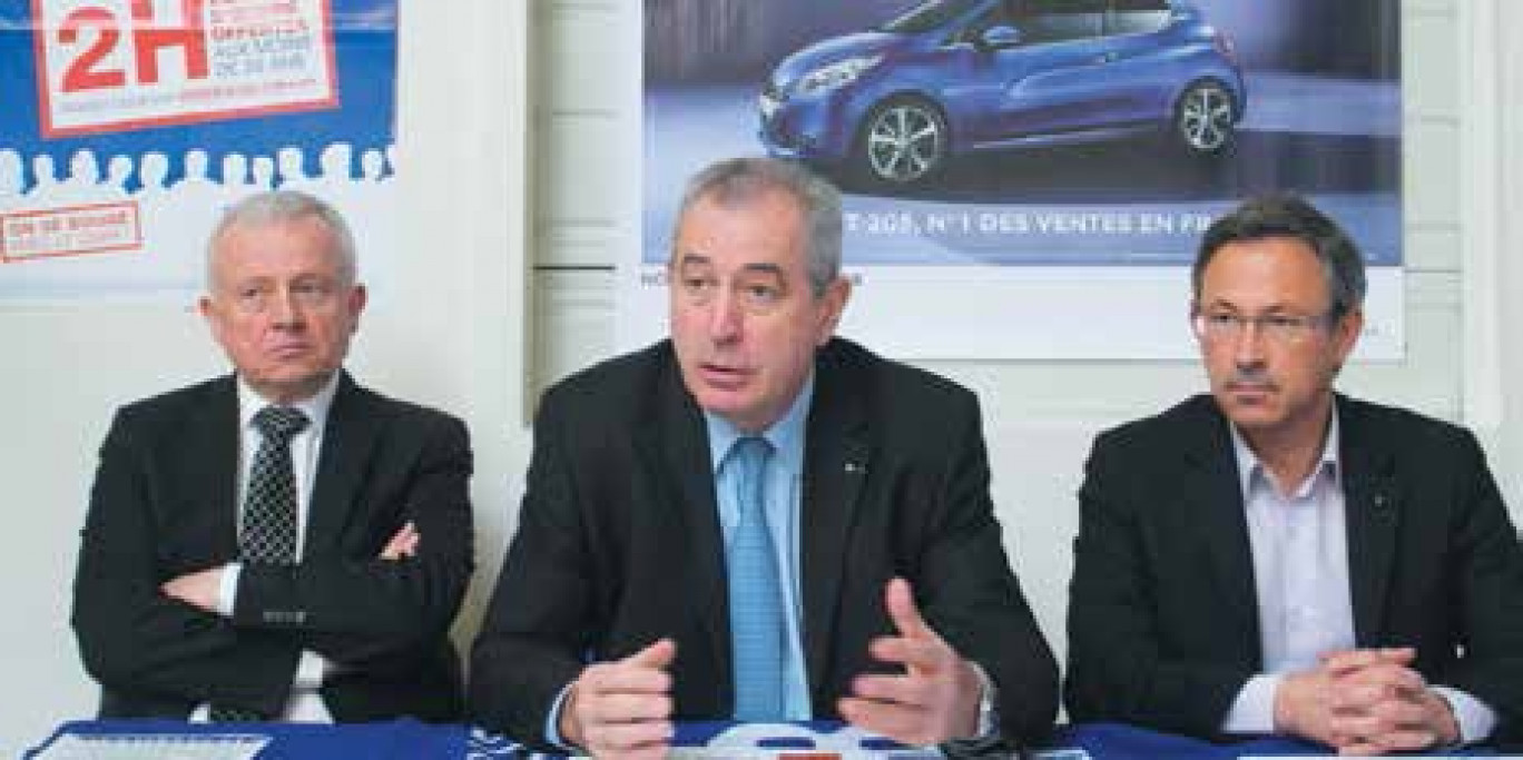 Patrick Bailly (au centre), le président du CNPA a lancé l’opération «On se bouge avec le CNPA» à la concession Peugeot du groupe Bailly à Pont-à-Mousson.