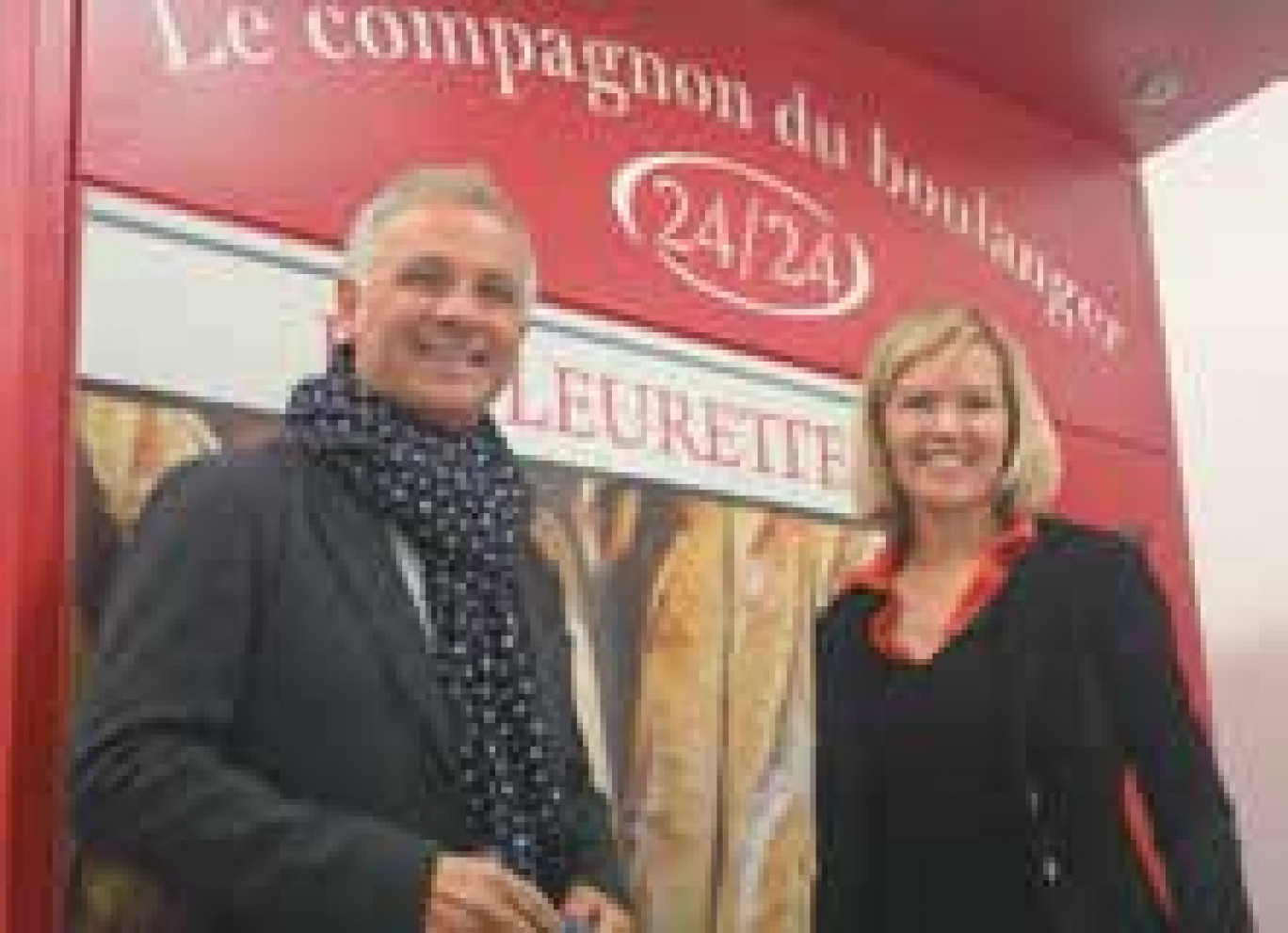 Jean-Pierre Ferrante et Carole Ruhland de la société meusienne Elodys devant le premier «Compagnon du Boulanger» produit à Void-Vacon.