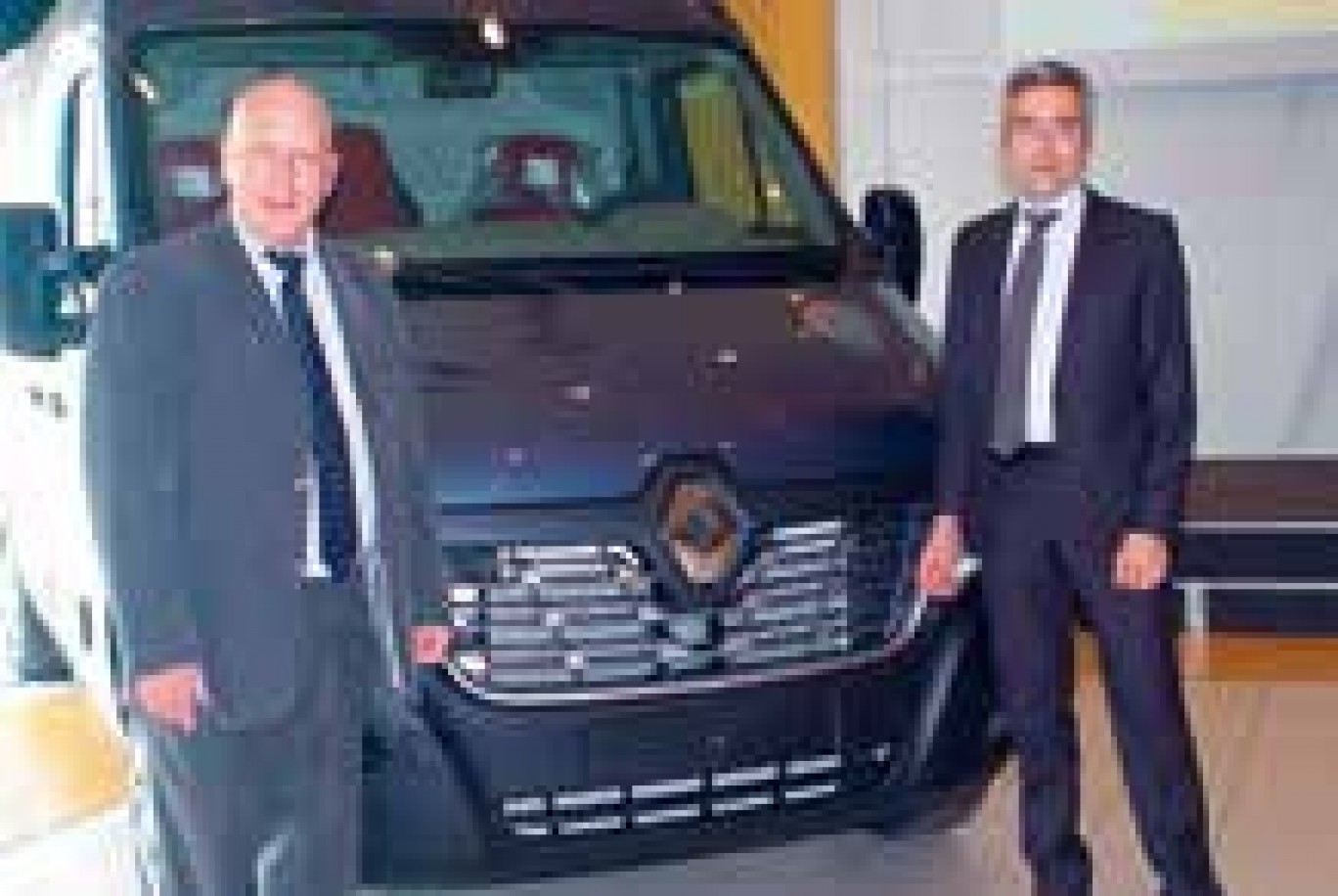Pascal Felten, directeur de la Sovab et Vincent Gorce, le directeur régional de Renault ont dévoilé le nouveau Master entièrement produit à Batilly le 28 avril dernier.