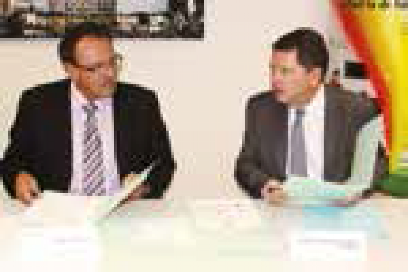 Pascal Pinelli, président de la Capeb 54 et le préfet Raphaël Bartolt viennent de signer la charte partenariale liée au plan de rénovation énergétique.