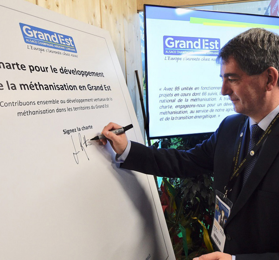 Crédit : Stadler_Region_Grand_Est
Jean Rottner, le président de l’exécutif régional, a signé le 25 février la charte pour le développement de la méthanisation dans le Grand Est. 