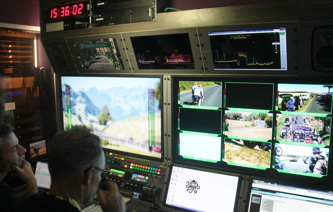 La Zone Technique est l’univers de l’ombre du Tour de France ! Grâce au déploiement des technologies par l’opérateur Orange, les différents professionnels qui encadrent et relaient la compétition peuvent effectuer leur mission en toute sérénité.