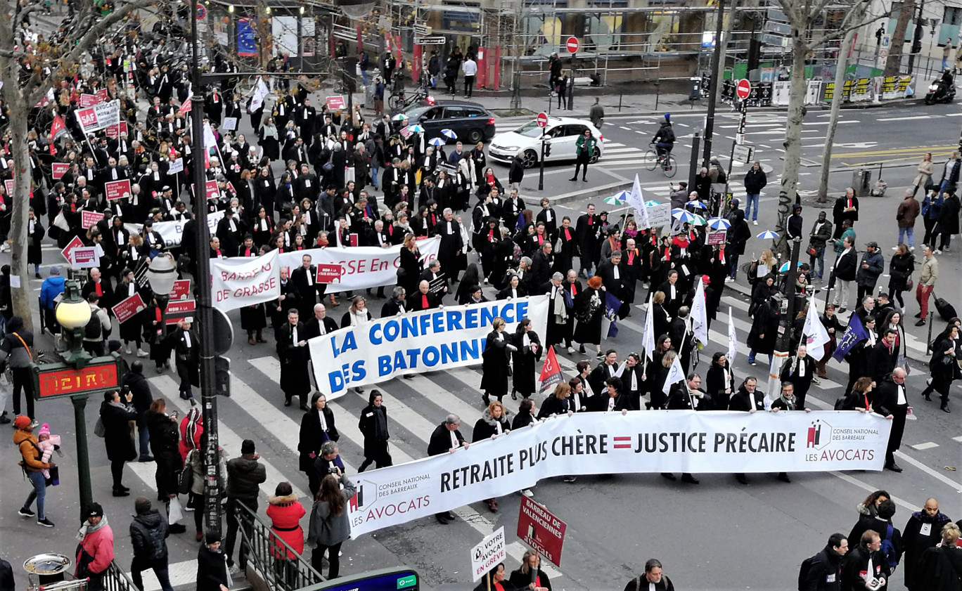 Plusieurs milliers d’avocats de tous les barreaux de France sont venus battre le pavé à Paris lors de la manifestation nationale organisée par le Collectif  SOS Retraites, le 3 février dernier. Crédit photo : Miren Lartigue