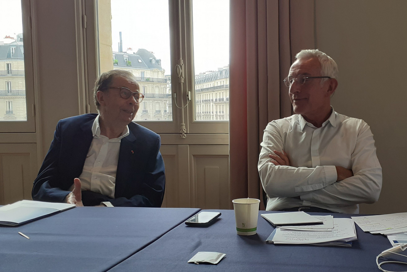 De gauche à droite, l’ancien, Louis Schweitzer, et le nouveau président, Guillaume Pepy, d’Initiative France. Crédit photo : Anne Daubrée.