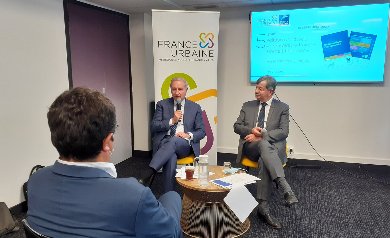 De gauche à droite : Jean-Luc Moudenc, président de France Urbaine et Luc Alain Vervisch, directeur des études de la Banque Postale.
