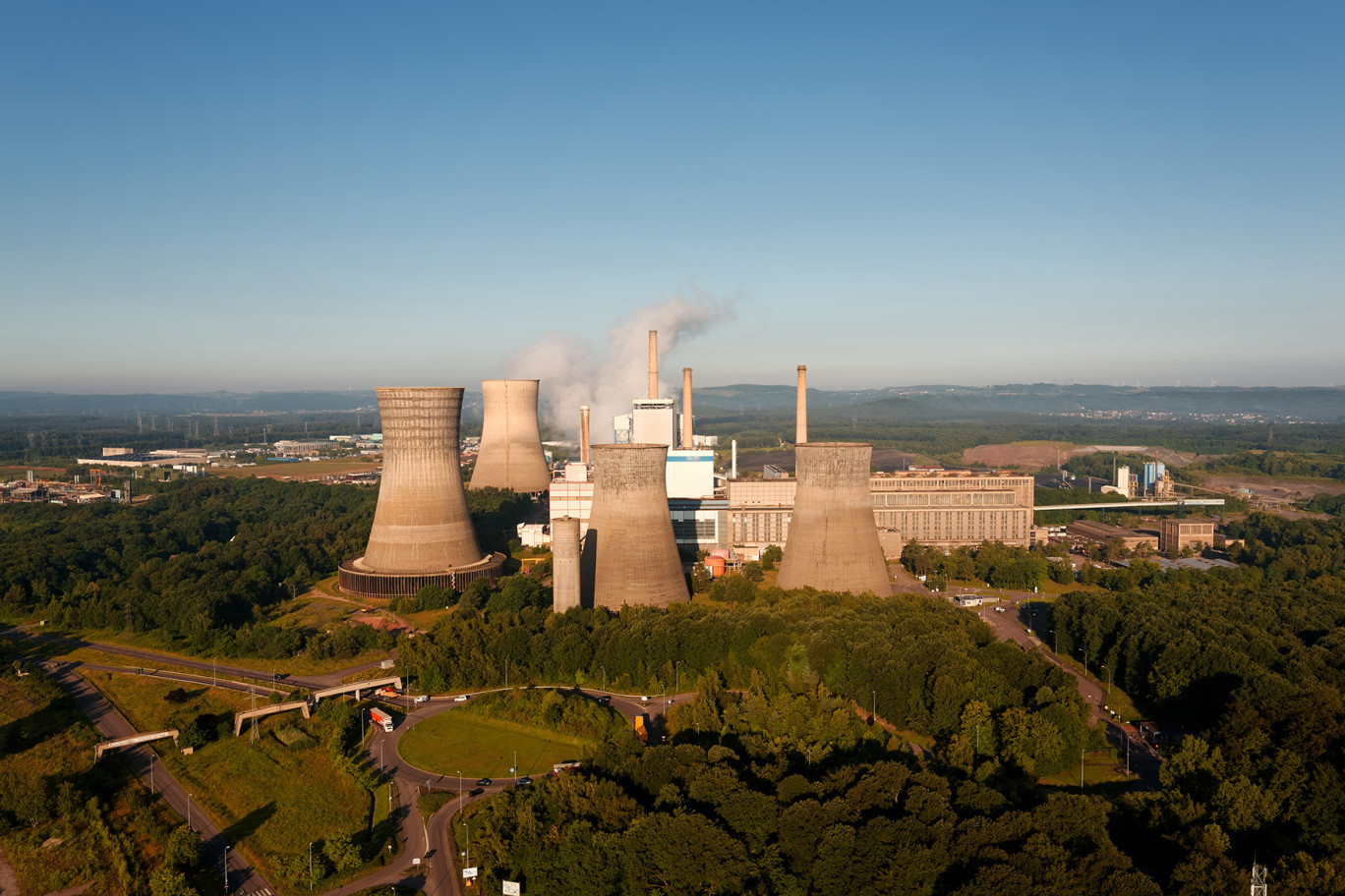 La centrale à charbon Émile Huchet de Saint-Avold (dont la fermeture est prévue pour 2022) devrait accueillir un site de production d’hydrogène renouvelable